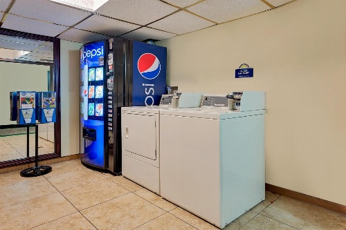 Days Inn by Wyndham Racine/Sturtevant image 1