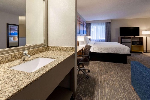 Days Inn by Wyndham Racine/Sturtevant image 14
