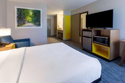 Days Inn by Wyndham Racine/Sturtevant image 18