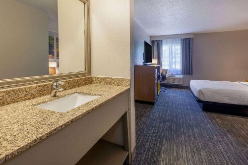 Days Inn by Wyndham Racine/Sturtevant image 20