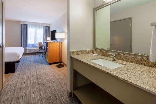 Days Inn by Wyndham Racine/Sturtevant image 24